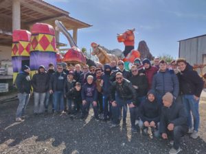 i ragazzi dell'agm la vittoria davanti al carro del loro carnevale savianese